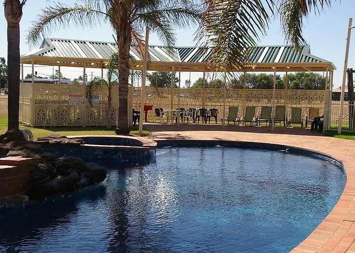 Pines Country Club Motor Inn
