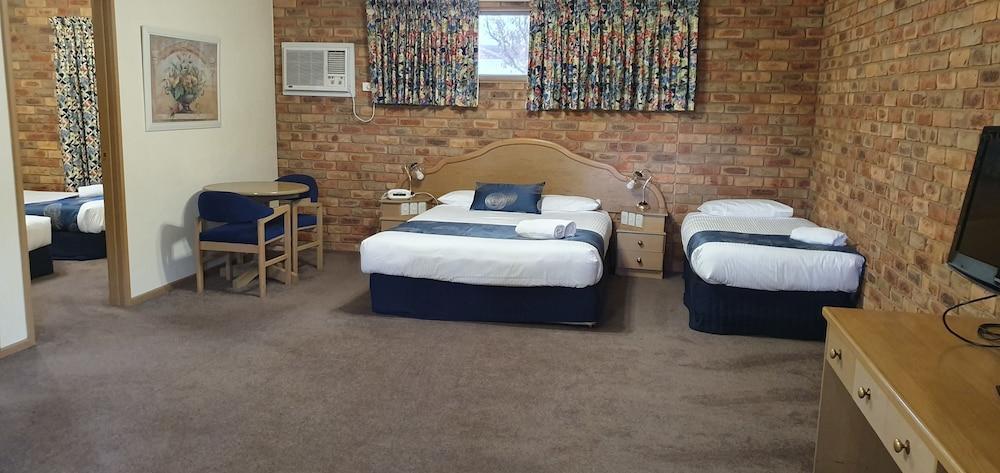 Pines Country Club Motor Motel 3*