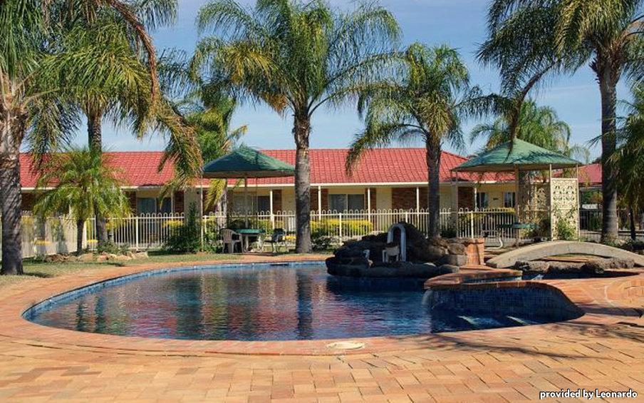 Pines Country Club Motor Motel 3*