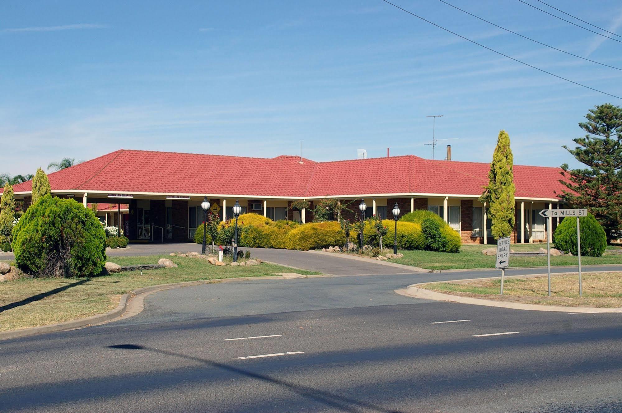 Pines Country Club Motor Motel