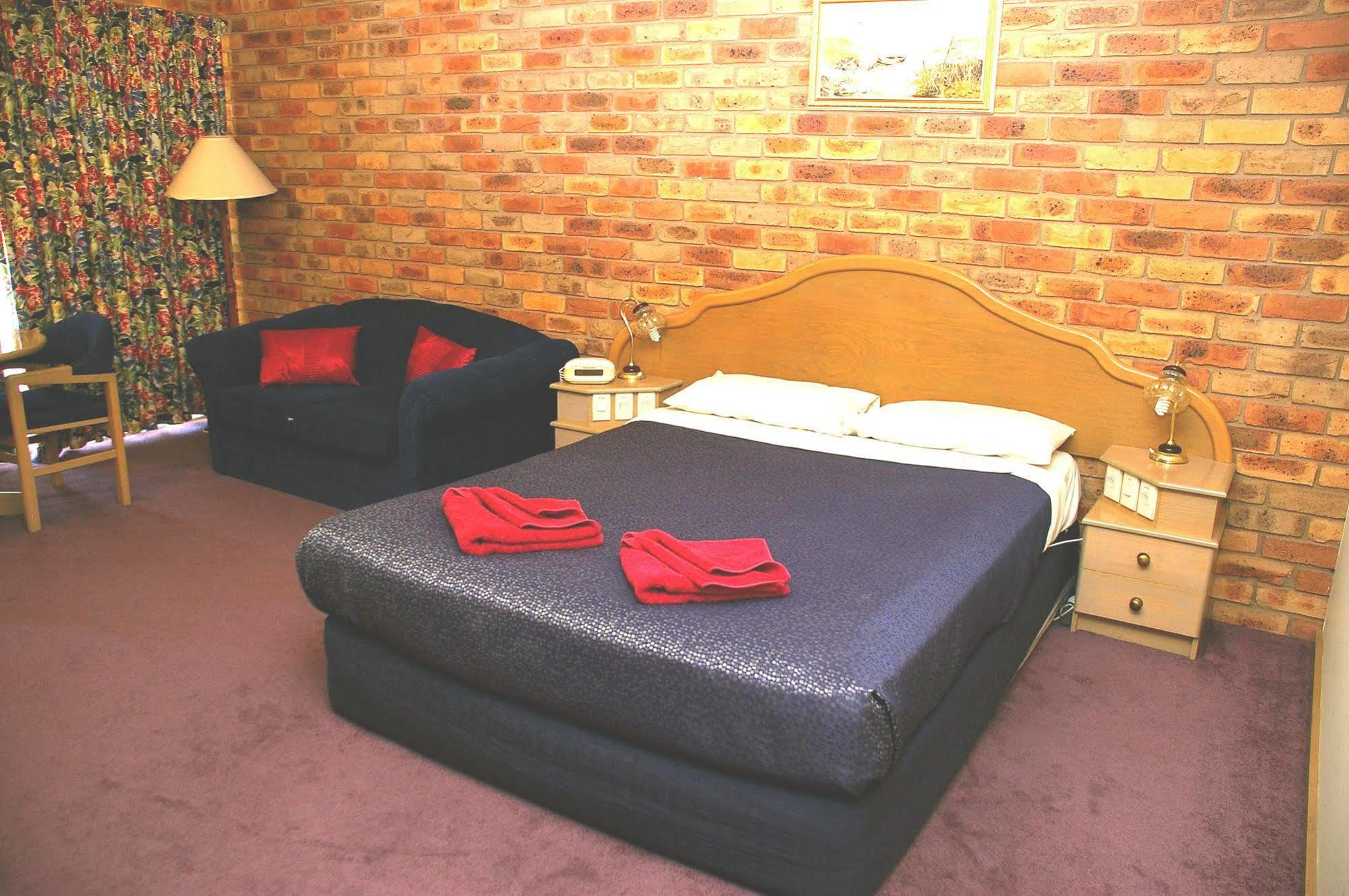 Pines Country Club Motor Motel