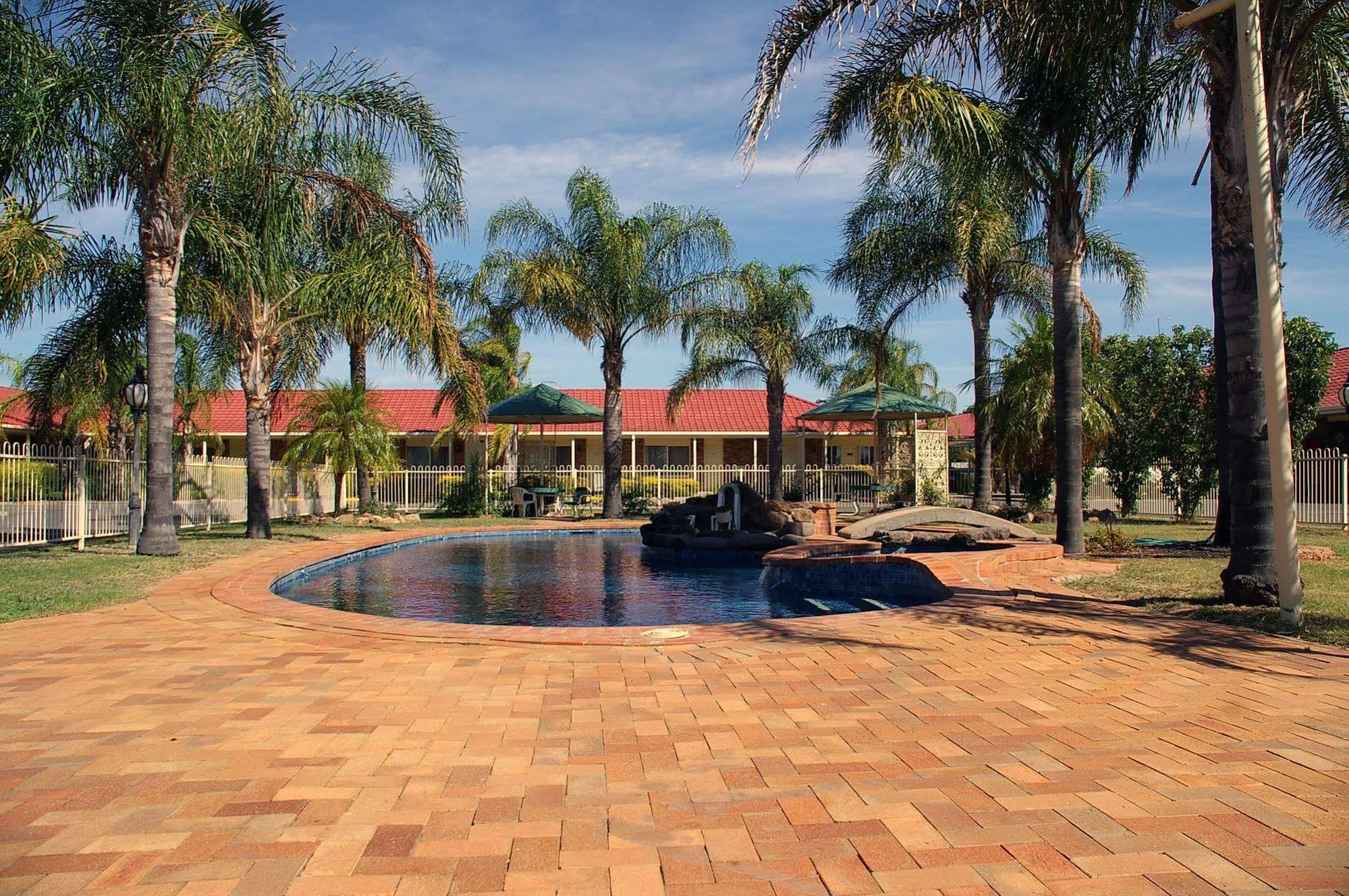 Pines Country Club Motor Motel