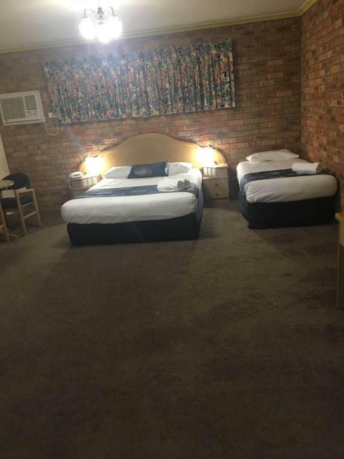 Pines Country Club Motor Motel 3*