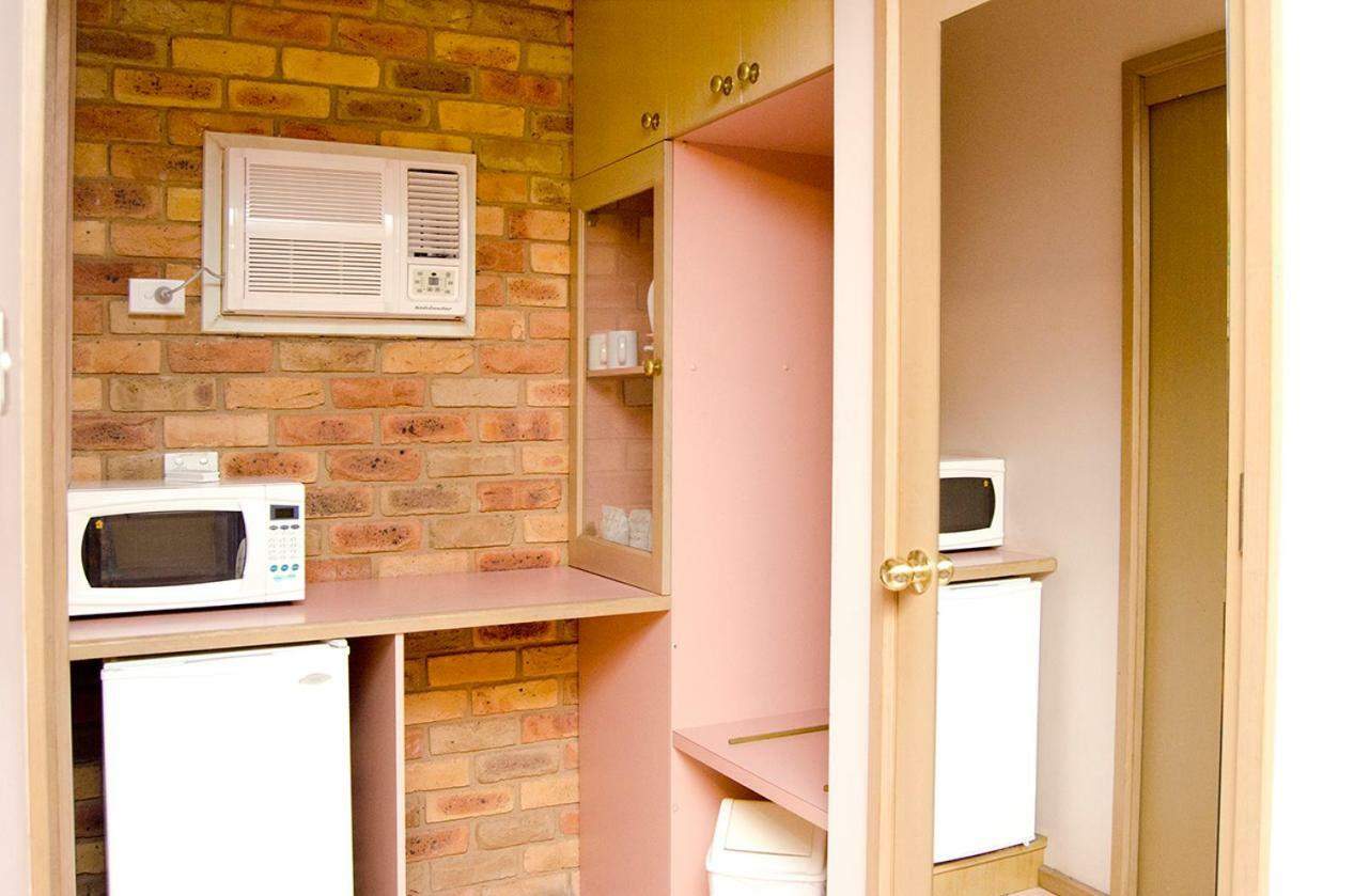 Pines Country Club Motor Motel 3*