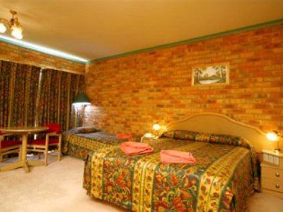 Pines Country Club Motor Motel 3*